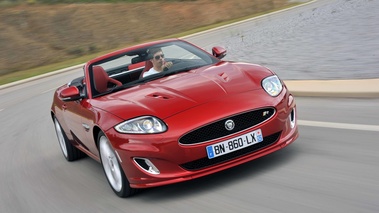 Jaguar XKR Cabriolet rouge 3/4 avant droit travelling penché