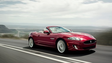 Jaguar XKR Cabriolet rouge 3/4 avant droit travelling