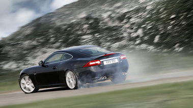 Jaguar XKR noir 3/4 arrière gauche dérapage