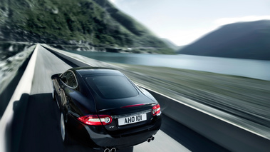 Jaguar XKR noir 3/4 arrière gauche travelling