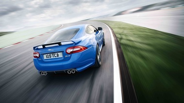 Jaguar XKR-S bleu 3/4 arrière droit travelling penché