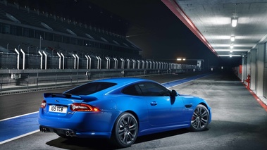 Jaguar XKR-S bleu 3/4 arrière droit