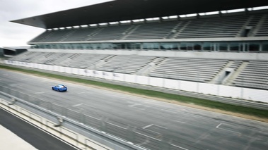 Jaguar XKR-S bleu 3/4 arrière gauche filé vue de haut