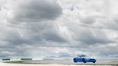 Jaguar XKR-S bleu 3/4 avant droit