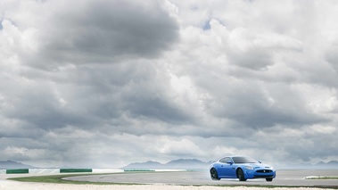 Jaguar XKR-S bleu 3/4 avant droit