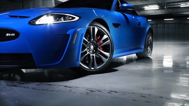 Jaguar XKR-S bleu 3/4 avant gauche coupé