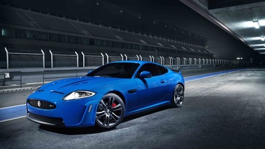 Jaguar XKR-S bleu 3/4 avant gauche