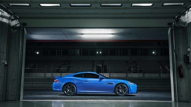 Jaguar XKR-S bleu profil