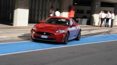 Jaguar XKR-S rouge 3/4 avant gauche filé penché