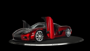 Koenigsegg CCX rouge/carbone 3/4 avant gauche portes ouvertes