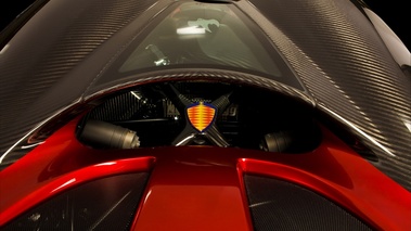 Koenigsegg CCX rouge/carbone logo moteur