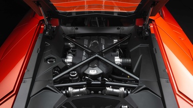 Lamborghini Aventador LP700-4 rouge moteur