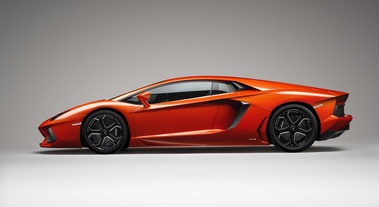 Lamborghini Aventador LP700-4 rouge profil