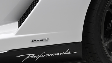 Lamborghini Gallardo LP570-4 Spyder Performante - blanche - détails, logo + bas de caisse 