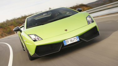 Lamborghini Gallardo LP570-4 Superleggera vert face avant travelling penché debout