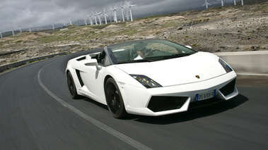 Lamborghini Gallardo Spyder LP 560-4 Blanche 3/4 AV Droit Dynamique