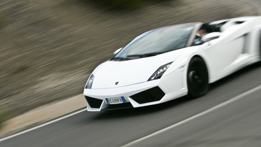 Lamborghini Gallardo Spyder LP 560-4 Blanche 3/4 AV Gauche Dynamique