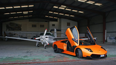 Lamborghini Murcielago LP670-4 SV orange 3/4 avant droit avion