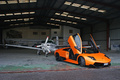 Lamborghini Murcielago LP670-4 SV orange 3/4 avant droit avion
