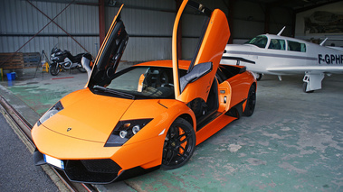 Lamborghini Murcielago LP670-4 SV orange 3/4 avant gauche avion