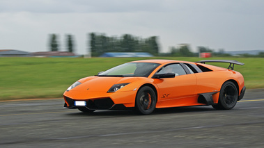 Lamborghini Murcielago LP670-4 SV orange 3/4 avant gauche filé 2