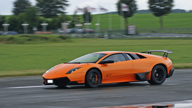 Lamborghini Murcielago LP670-4 SV orange 3/4 avant gauche filé