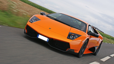 Lamborghini Murcielago LP670-4 SV orange 3/4 avant gauche penché travelling 2