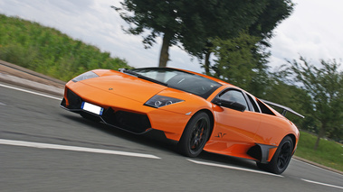 Lamborghini Murcielago LP670-4 SV orange 3/4 avant gauche penché travelling 5