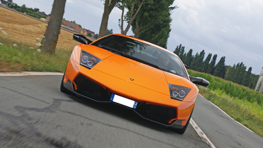 Lamborghini Murcielago LP670-4 SV orange face avant penché travelling 3