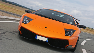 Lamborghini Murcielago LP670-4 SV orange face avant penchée travelling