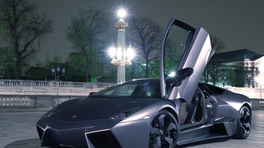 Lamborghini Reventon coupé avec porte papillon gauche ouverte.