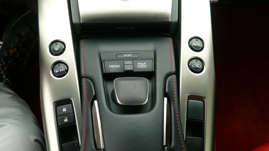 Lexus LF-A console centrale debout