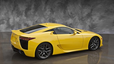 Lexus LF-A jaune 3/4 arrière droit vue de haut