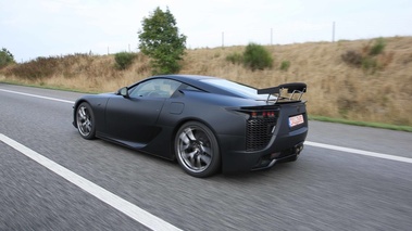 Lexus LF-A noir mate 3/4 arrière gauche travelling penché