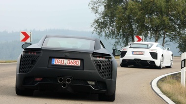 Lexus LF-A noir mate face arrière & blanc 3/4 arrière droit travelling penché