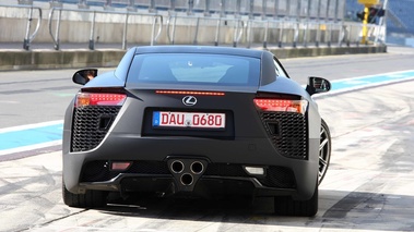 Lexus LF-A noir mate face arrière penché