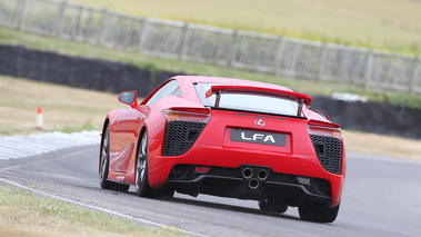 Lexus LF-A rouge 3/4 arrière gauche filé penché