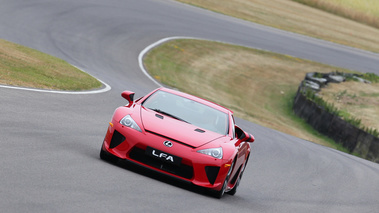 Lexus LF-A rouge face avant penché filé