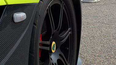  Lotus 2-Eleven jaune Détail Roue