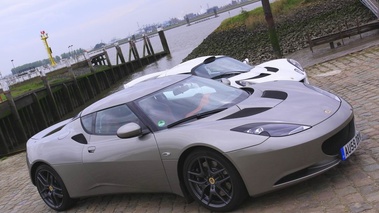 Lotus Evora grise vue 3/4 avant droit.