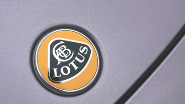 Lotus Evora grise vue badge.