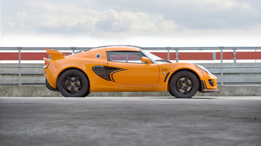 Lotus Exige Cup 260 MY 2010 - orange - sur piste, profil droit