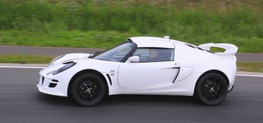 Lotus Exige S blanche vue de profil gauche.