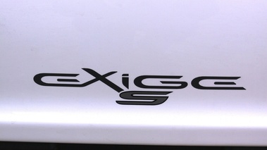 Lotus Exige S blanche vue logo.
