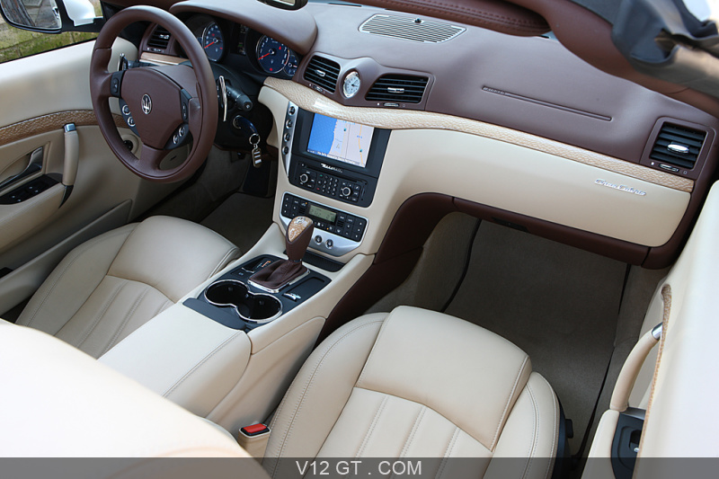 Maserati GranCabrio blanc tableau de bord / Maserati / Photos GT / Les