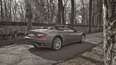 Maserati GranCabrio gris 3/4 arrière droit 