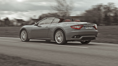 Maserati GranCabrio gris 3/4 arrière gauche filé 2