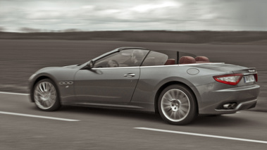 Maserati GranCabrio gris 3/4 arrière gauche filé