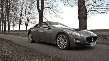 Maserati GranCabrio gris 3/4 avant droit 2