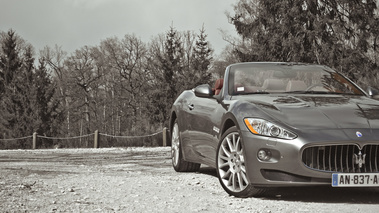 Maserati GranCabrio gris 3/4 avant droit coupé